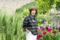 Garten & Lecker – Die erste Reise geht nach Rheinhessen in den modernen Barockgarten der Künstlerin Iris Süß-Leonhardt in Westhofen. Auf rund 1000 Quadratmetern blühen Pfingstrosen, Schwertlilien und Zierlauch um die Wette.