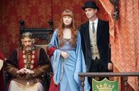 Pan Tau – Justus (Joseph Cohen), Karlotta (Hannah Chinn) und Pan Tau (Matt Edwards) lassen es krachen.