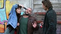 Ein guter Mensch – Mit rabiaten Methoden erpressen Nevra und Ateş von Hamza eine Aussage (von li nach re: Cansu Dere, Vural Ceylan, Metin Akdülger).