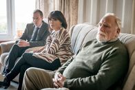 The Bay – Mark Bradwell (Steven Robertson, l.) und Stella Bradwell (Sunetra Sarker, M.) möchten unbedingt wissen, ob der Todesfall des Kommissars mit dem Mord ihres Schwagers zusammenhängt. Bill Bradwell (James Cosmo, r.) zeigt dagegen mehr Verständnis gegenüber Lisa Armstrong.