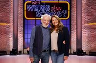 Wer weiß denn sowas? – Moderator Kai Pflaume (M.) und seine Rateteam-Kapitäne Bernhard Hoëcker und Elton begrüßen in dieser Sendung den Schauspieler, Kabarettisten und Theaterleiter Dieter Hallervorden (l.) und seine Ehefrau, die ehemalige Stuntfrau und heutige Regieassistentin Christiane Zander (r.).