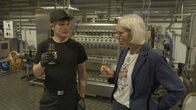 mareTV – Nachhaltigen und fairen Rum produzieren, das ist das Ziel von Beate Falkenberg. Dank ihrer Anstellung im Schifffahrtsmuseum der einstigen Rumstadt Flensburg weiß sie alles über den Hochprozentigen, der historisch als "Treibstoff der Seefahrt" gilt – und leider auch der Treibstoff der Sklaverei auf den Zuckerrohrplantagen in der Karibik war.