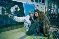 Der weiße Kobold – Halten zusammen um die Kunstwelt zu stürmen: Martin (Simon Steinhorst) und Ema (Maya Unger).