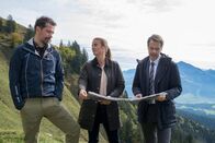Der Bergdoktor – Nils Becker (Björn von der Wellen, l.) muss sich als Umweltreferent bei einem geplanten Bauprojekt gegen seine eigene Ehefrau Katja (Elisabeth Baulitz, M.) behaupten. Sie und Thomas Schneider (Michael Foerster, r.) möchten eine Sesselliftanlage errichten.
