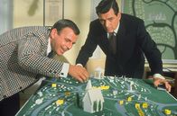 Schick mir keine Blumen – George (Rock Hudson, re.) sucht mit Mr. Akins (Paul Lynde, li.) eine Grabstelle aus.