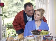 In aller Freundschaft – Gabriele Hagen (Katharina Schubert) ist zu Besuch - Hans-Peter Brenner (Michael Trischan) genießt die seltene Zweisamkeit mit seiner Freundin. Doch dann erfährt er, dass seine "Mutti" mit Schmerzen in die Sachsenklinik eingeliefert wurde. Die Erkrankung ist nicht problematisch, stellt Brenner aber vor ein Problem, welches er noch etwas verzögern wollte - das Kennenlernen seiner Freundin und seiner Mutter.