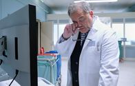 In aller Freundschaft – Hans-Peter Brenner (Michael Trischan) ist fix und fertig. Erst hat er seinen Chefarzt Dr. Kai Hoffmann außer Gefecht gesetzt und dann hat dieser ihm die Koordination der Notaufnahme nach einer Massenpanik übertragen.