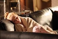 Castle – Alexis (Molly C. Quinn) hatte sich so die Reise mit ihrer Mutter nach Paris gefreut, doch dann wird sie krank und zieht vorübergehend zu ihrem Vater ...