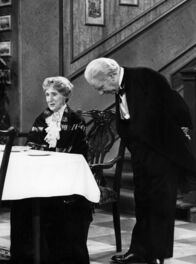 Dinner for One oder Der neunzigste Geburtstag – Freddie Frinton als Diener James und May Warden als alleinspeisende alte Dame.