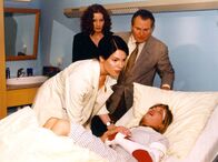 In aller Freundschaft – v.l.n.r.) machen sich große Sorgen um die Genesung von Nadine Hofer (Sophie Wepper)
