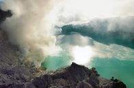 Leben mit Vulkanen – Fumarolen am Rande des säurehaltigen Kratersees Kawah Ijen