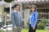 How I Met Your Mother – Ted (Josh Radnor, l.) steht Robin (Copbie Smulders, r.) bei der Suche nach einem Medaillon im Central Park bei ...