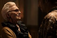 Breaking Even – Leonore Lindemann (Nicole Heesters) ist stolz auf das Imperium, das sie gemeinsam mit ihrem Mann aufgebaut hat.