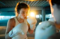 Generation F – Lena Büchner ist Deutsche Meisterin im Boxen. Die 24-Jährige steht vor einer entscheidenden Herausforderung. Aber Lena ist eben kein Pitbull - sie möchte nicht mit Hass in den Ring steigen.