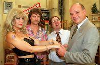 MA 2412 – L-R: Monica Weinzettl (Frau Knackal), Roland Düringer (Ing. Breitfuss), Herr Weber (Alfred Dorfer), Obersenatsrat (Wolfgang Böck)