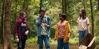 Silverpoint – v.l.: Kaz (Maiya Silveston), Louis (Oliver Cunliffe), Glen (Krish Misra) und Meg (Katy Byrne) - lässt verschiedene Gegenstände teleportieren und schreiben deren "Reisezeit" auf. Was passiert in der Lücke zwischen dem Verschwinden und der Ankunft?