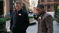 Elementary – Ermitteln in einem neuen Fall: Captain Gregson (Aidan Quinn, l.) und Bell (Jon Michaell Hill, r.) ...