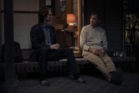 Tokyo Vice – Jake Adelstein (Ansel Elgort, l.); Hiroto Katagiri (Ken Watanabe, r.)
