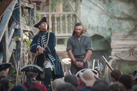 Black Sails – Ist seine Zeit wirklich abgelaufen oder schafft es Billy Bones mit seinen Männern ihn vor dem Galgen retten? Captain Vane (Zach McGowan, r.) ...