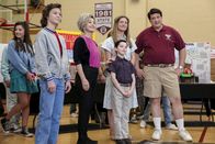 Young Sheldon – Sind gespannt, wer den Wissenschaftswettbewerb gewinnt: (v.l.n.r.) Georgie (Montana Jordan), Meemaw (Annie Potts), Sheldon (Iain Armitage), Mary (Zoe Perry) und Goerge Sr. (Lance Barber) ...