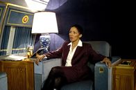The Defender – Kaum beginnen die Sicherheitsberaterin des US-Präsidenten (Caroline Lee Johnson) und der Terrorist Jamar mit den Verhandlungen, da greifen Söldner das Hotel an und mähen jeden nieder, der ihnen vor das Fadenkreuz gerät ...