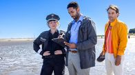 Freitag im Ersten: Mord oder Watt? – Auf Heimatbesuch joggt Tim (Oliver Mommsen, re.) zufällig an einem Tatort vorbei, wo er Wiebke (Antonia Bill, li.) und Dr. Müller (Benito Bause, Mitte) ordentlich auf die Nerven geht