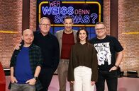 Wer weiß denn sowas? – Moderator Kai Pflaume (M.) und seine Rateteam-Kapitäne Bernhard Hoëcker (l.) und Elton (r.) begrüßen in dieser Sendung den Schauspieler Harald Krassnitzer (2.v.l.) und die Schauspielerin Aylin Tezel (2.v.r.).