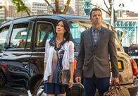 Elementary – Gemeinsam reisen sie nach London, um dem Scotland Yard bei der Aufklärung eines Falles behilflich zu sein: Sherlock Holmes (Jonny Lee Miller, r.) und Joan Watson (Lucy Liu, l.) ...