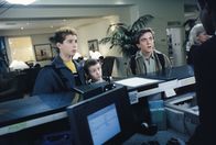 Malcolm mittendrin – Malcolm (Frankie Muniz, re.), Reese (Justin Berfield, li.) und Dewey (Erik Per Sullivan, mi.) nehmen Reißaus. Mit Hal's Kreditkarte im Gepäck nisten sie sich in einem Nobelhotel ein.