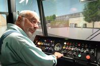 Löwenzahn Classics – Im Bahnsimulator schafft es Peter (Peter Lustig) in nur 12 Minuten zum Elchwinkel.