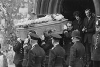 Murder Maps - Geheimnisvolle Verbrechen – Der Mord an den drei Polizisten schockiert die Öffentlichkeit. Viele fordern die Rückkehr zur Todesstrafe, die ein halbes Jahr zuvor abgeschafft wurde.