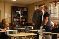 Community – Während Shirley in den Vorbereitungen ihrer Weihnachtsparty steckt, gerät Jeff (Joel McHale, M.) mit Mike (Anthony Michael Hall, r.) aneinander ...