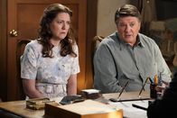 Young Sheldon – Mary Cooper (Zoe Perry, l.); George Cooper sr. (Lance Barber, r.)