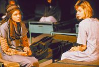 Airwolf – Cosima (Sherry Bie, l.); Jo Santini (Michele Scarabelli, r.)