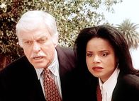 Diagnose: Mord – Mark (Dick Van Dyke, l.) und Amanda (Victoria Rowell, r.) beobachten auf einer Beerdigung voller Entsetzen einen Mord.