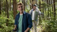 Löwenzahn – Fritz Fuchs (Guido Hammesfahr, links) und Nachbar Paschulke (Helmut Krauss, rechts) suchen das Ungeheuer, das der Nachbar er im Wald gesehen haben will - jeder auf seine eigene Art.