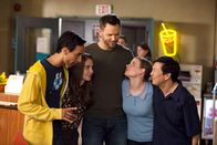 Community – Community Staffel 6 Folge 9 Halten zusammen: Danny Pudi als Abed Nadir, Alison Brie als Annie Edison, Joel McHale als Jeff Winger, Gillian Jacobs als Britta Perry, Ken Jeong als Benjamin Franklin Chang Copyright: SRF/2015 Sony Pictures Television Inc. and Open 4 Business Productions LLC.