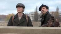 Babylon Berlin – Marinus van der Lubbe (Tobias Kersloot, li.) und Albrecht (Michael Sideris, re.) schauen enttäuscht auf den unversehrten Dom.