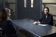Lucifer – Charlotte (Tricia Helfer, l.) fasst einen neuen Plan, um Chloe (Lauren German, r.) für ihre Ziele nutzen zu können. Doch wie wird ihr nächster Schritt wirklich aussehen?