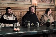Der Name der Rose – Bernardo Gui (Rupert Everett, l.), Abate Abbassano da Fossanova (Michael Emerson, m.)