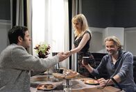 Sturm der Liebe – ARD STURM DER LIEBE FOLGE 1247 Uhr im ERSTEN. Michael (Erich Altenkopf, r.) hat Jacob (Andreas Thiele, l.) als Dank zu sich eingeladen. Selbst hier kann Jacob der Versuchung nicht widerstehen, mit Rosalie (Natalie Alison, M.) zu flirten.