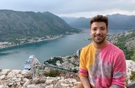 Wunderschön! – Moderator Ramon Babazadeh startet seine Reise durch Montenegro in der Bucht von Kotor, die als südlichster Fjord Europas bezeichnet wird.