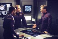 Star Trek: Enterprise – Weil der Klingone Klaang nach seiner Bruchlandung entführt wird, stehen Captain Jonathan Archer (Scott Bakula, M.), Travis Mayweather (Anthony Montgomery, l.) und Charles Tucker (Connor Trinneer, l.) vor einem schier unlösbaren Rätsel ...