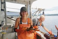 Maine: Hummer oder Wale? – Maine – Hummer oder Wale Hummerfischerin Emma Fernald vor der Küste von Maine Copyright: SRF/MedienKontor/Friederike Schlumbom
