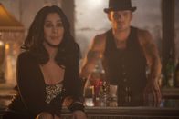 Burlesque – Das Potenzial, das Jake (Cam Gigandet, r.) sofort in Ali gesehen hat, muss Tess (Cher, l.) erst noch entdecken ...