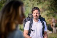 Sturm der Liebe – Alexandra (Daniela Kiefer, l.) bekommt einen neuen Verehrer (Milan Marcus, r.)