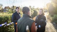 SOKO Wismar – Das Polizistenduo Paula Moorkamp (Stella Hinrichs, r.) und Eddi Jansons (Gustavs Gailus, l.) befragen Niklas Vohl (Jochen Fahr, M.). Er hat seinen Schrebergarten neben dem des Opfers. Ihm ist letzte Nacht nicht entgangen, dass sich zum Tatzeitpunkt tatsächlich jemand in der Schrebergartenanlage herumgetrieben hat. Wer kann das gewesen sein? Ist es etwa die Tatperson? Hat er Hinweise für die Polizisten der SOKO Wismar?
