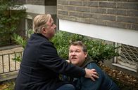 Tatort – Niemand öffnet die Tür: Mit einer „Räuberleiter“ will Kommissar Thiel (Axel Prahl, links) in die Wohnung des Arztes Markus Lauer schauen. Eine tragende Rolle für Mirko Schrader (Björn Mayer, rechts).