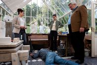 Die Rosenheim-Cops – Rechtsmedizinerin Dr. Dimos (Anastasia Papadopoulou, l.) informiert Hauptkommissarin Beck (Michaela Weingartner, 2.v.r.) und Hauptkommissar Stadler (Dieter Fischer, r.), über die Todesursache des Opfers (Komparse).