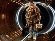 12 Monkeys – In einem hermetisch abgeschlossenen Schutzanzug muss James Cole (Bruce Willis) die verseuchte Erdoberfläche nach Lebewesen absuchen.